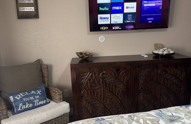 Driftwood Cove Lake House – Waterfront, Pet-Friendly, Private Dock in Helendale