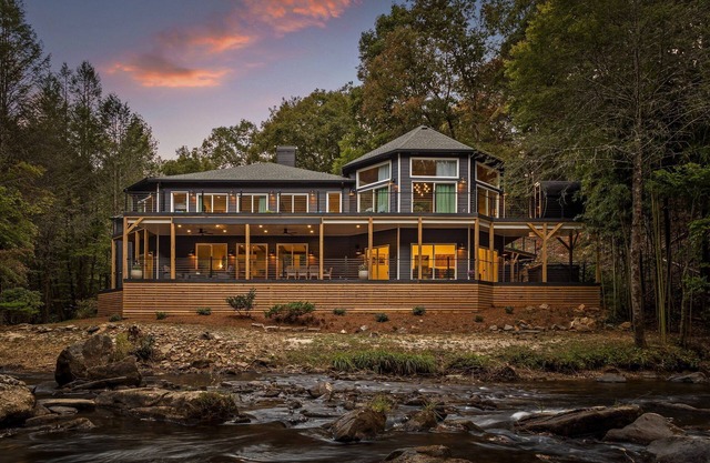 Driftwood Rapids Villa - Modern Waterfront 6 BR Oasis with Private Pool