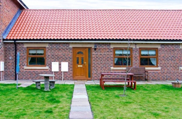 DRUMMER COTTAGE, pet friendly, with a garden in Skinningrove