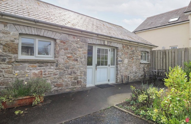 DRYSLWYN COTTAGE, pet friendly, with a garden in Llandeilo