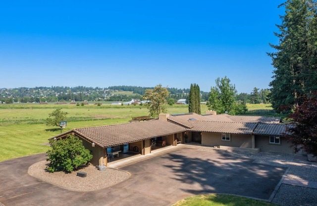 Dundee Landing: A Luxurious One Level Chateau in Wine Country