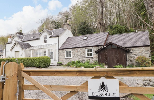 DUNOLLIE HOUSE, family friendly in Drumnadrochit, Loch Ness