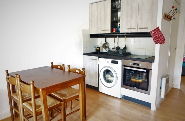 Duplex in quiet family residence -7 min beach