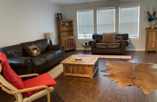 Duplex type 3 story Townhouse--3 mins to downtown!