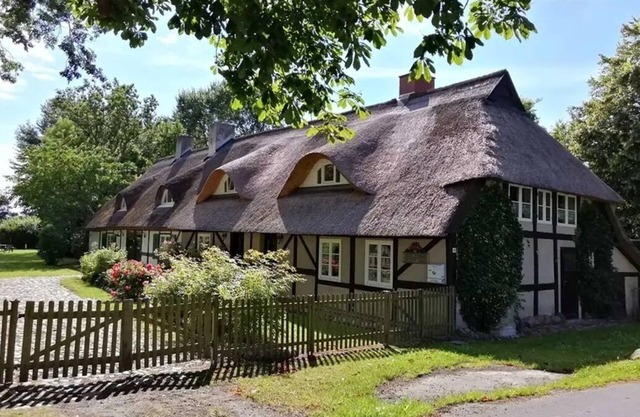 Dusty rose cozy attic apartment with garden view for persons