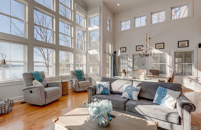 Eagle Roost Chalet - Spacious 4-Bedroom Modern Retreat at Kentucky Lake