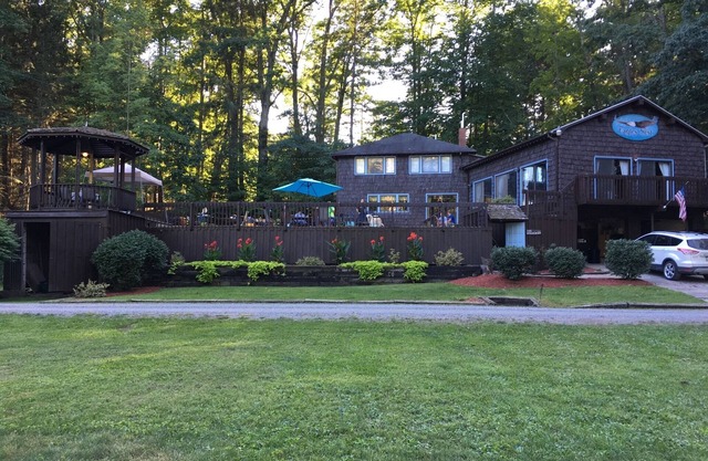 Pueblo De La Jerarquía De Eagles En La Cala Prístina Del Pino. ¡Grande para la familia consiga Togethers!