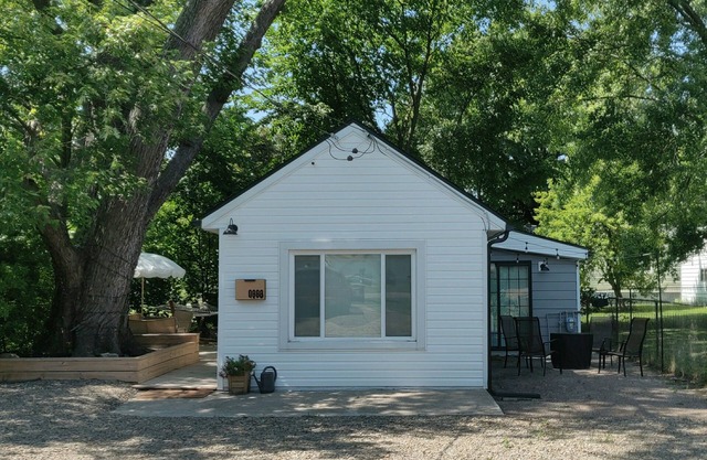 East 38th Escape ~ 10 minute drive to the lake