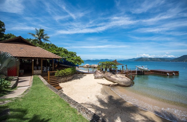 Extremo este. Espectacular casa frente al mar con 7 habitaciones, playa privada.