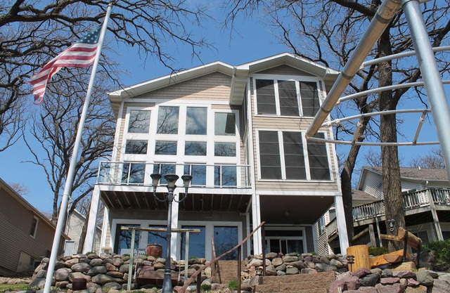 East Okoboji Luxurious Lakefront Vacation Home - 5 Bedroom -Sleeps up 18+