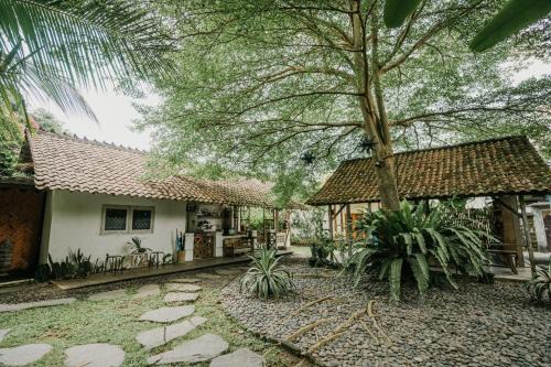 East room at Semadi Living