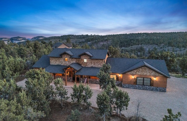 East Zion Mesa Retreat| Luxury Meets Adventure