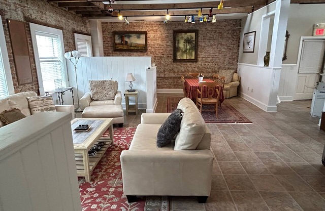 EASTON Beautiful APT. 3bed3bathKitchinDining/living room-walk to all places