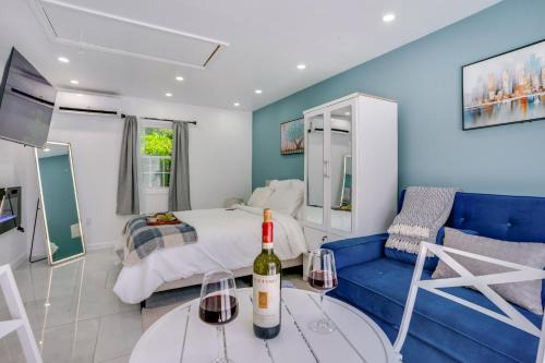 Easy NYC Access Sleek Hillside Guest House