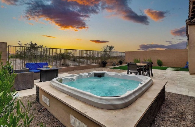 EAZY AZ Modern 2 bedroom townhouse on the 8th fairway of Estrella Mountain Ranch