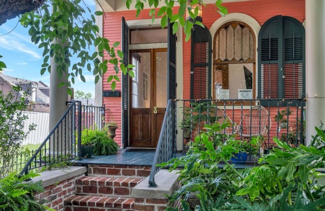 Eclectic Duplex | Lovely Yard, Live Like a Local