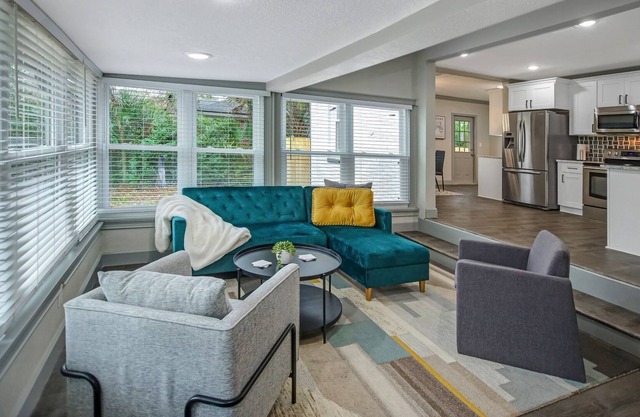 Eclectic Home - sleeps 8 with Gameroom