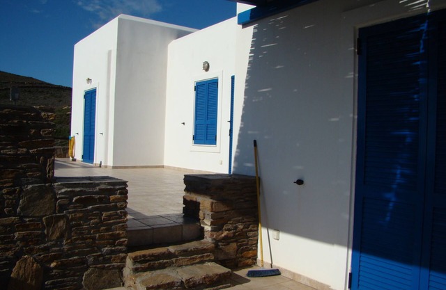 Casa ecológica (electricidad y agua caliente del sol), pozo de agua para el