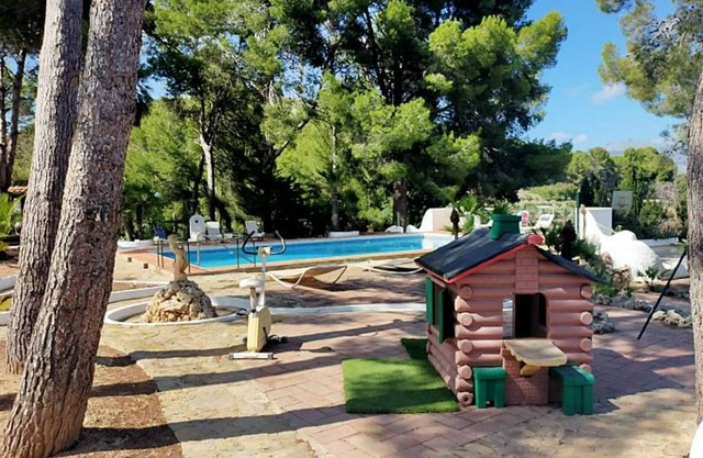 Eco casa, con gallinas, patos, un gato para vida natural