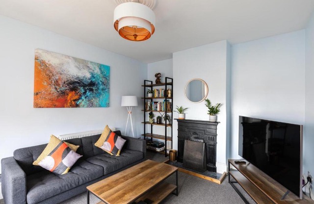 Eden Cottage - 9 Guests, Sea Views, Central Cowes, Ferry Deal