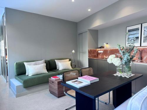 Edmond Vibes Almagro Suites