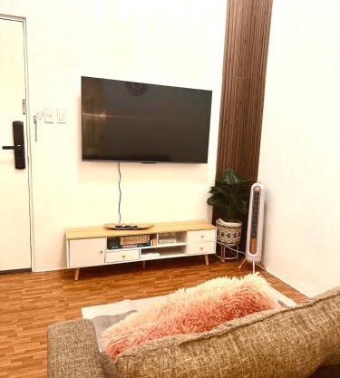 EDSA Cozy 3BR near MRT w Netflix and Karaoke Fun