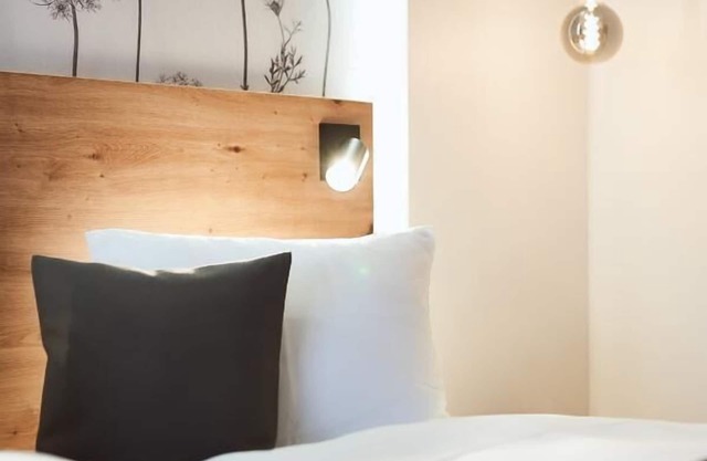 Una aplicación dormitorio. con sep. Cocina y balcón.