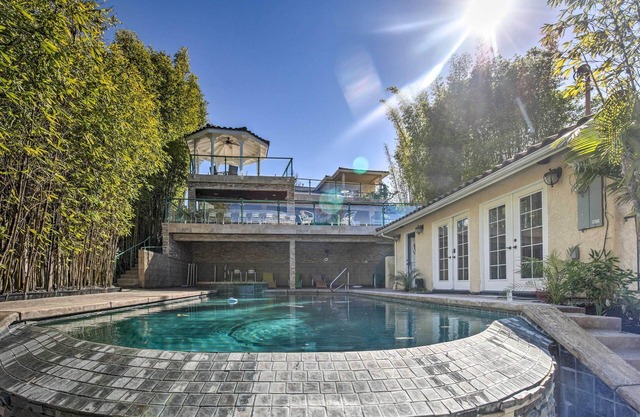 ¡NUEVO! Lavish El Cajon Home w / Grill Station + 3 Decks