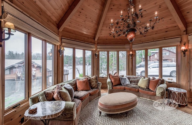 Elaborate 5bed 5bath on Lake Muskoka w/Guest Cottage, BoatHouse, Hot Tub!