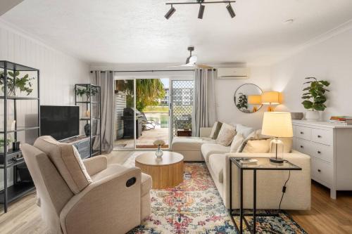 Elanora Oasis - Lakefront Serenity and Resort Living