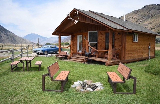 Cabina eléctrica pico en el parque de Yellowstone