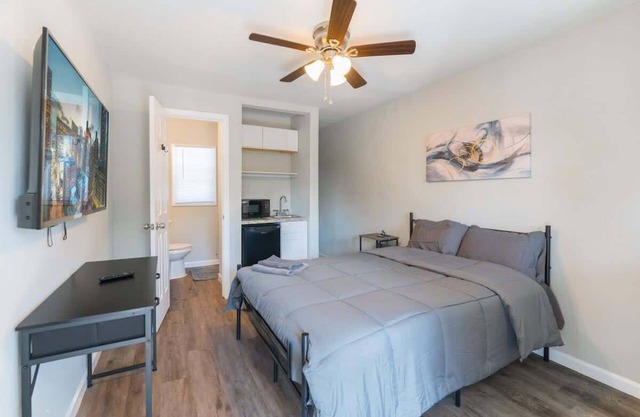 Comfy 1 - Bedroom APT w/ Queen Bed & Bath