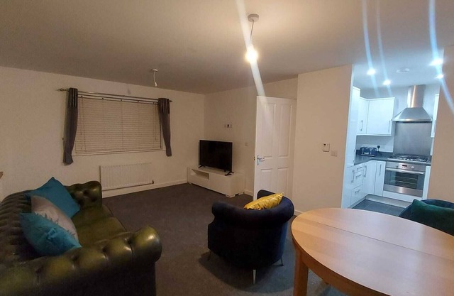 Elegant 2 bedroom Brentwood Home with Free Parking