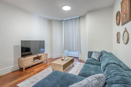 Elegant 3BR - High Ceilings & Vintage Charm