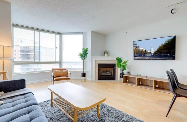 Elegant and Charming Condo at Ballston with Pool