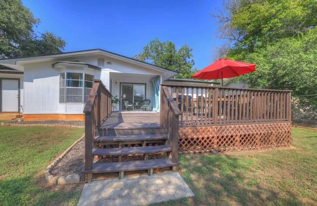 Elegant and Stylish Glenmoor Abode - 5 min to Town