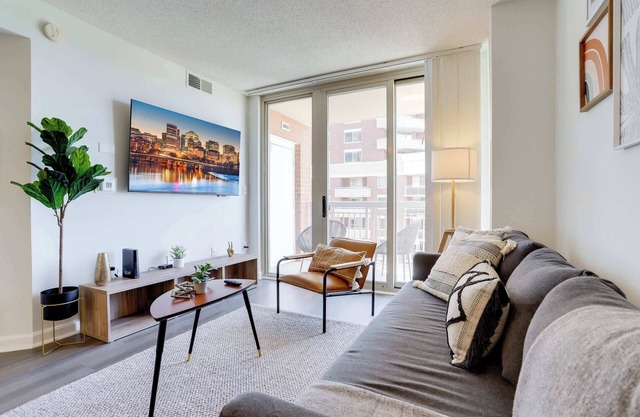 Elegant Apt Near Metro & Eats