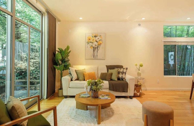 Elegant Ballard 3b 2.5b | Designer Touch & Patio