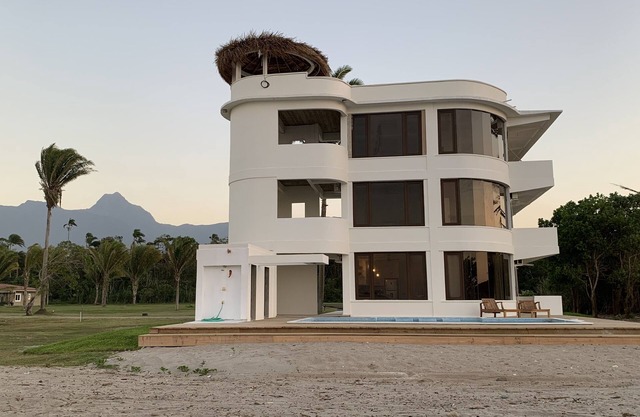 Elegante villa frente a la playa con piscina, capacidad para 16 personas