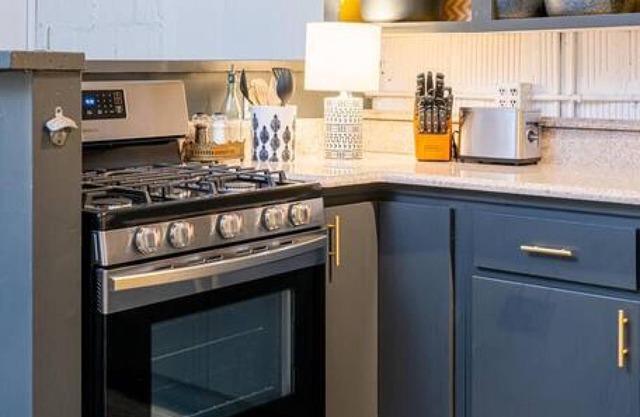 Elegant Edgy Loft on Historic Alley Parking