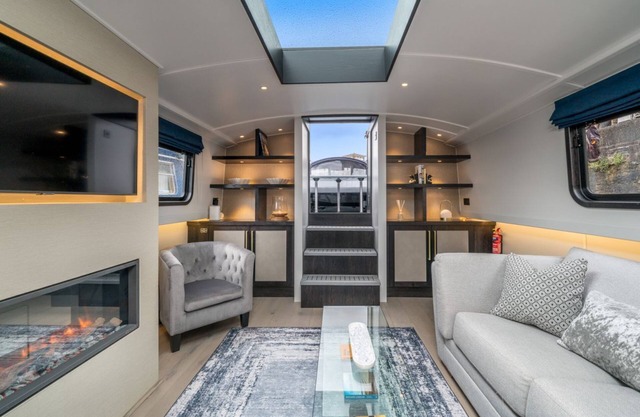Elegant houseboat near Canary Wharf