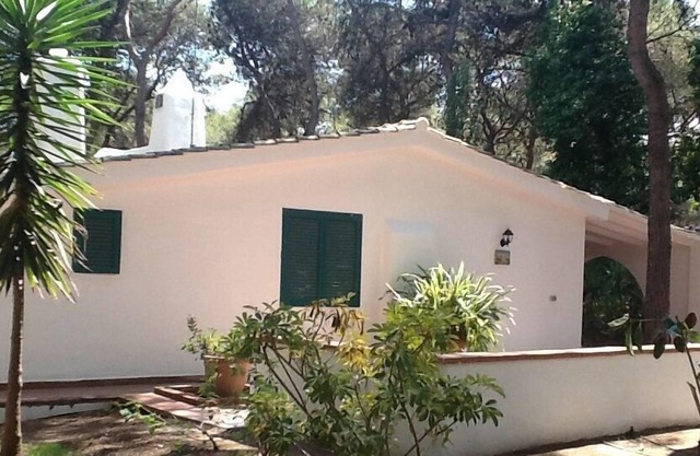 Elegante villa rodeada de vegetación. 2 campos de golf de 18 hoyos. Playa privada