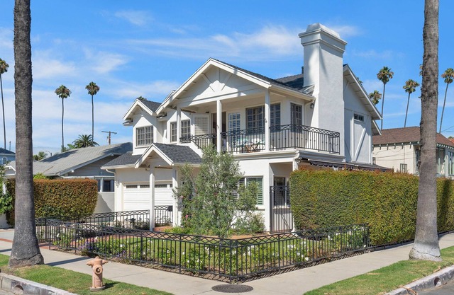 Elegant Long Beach retreat with private patio & grill - near beach & bike path