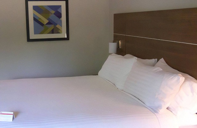 Elegant Room Near Local Attractions Free Wi-Fi