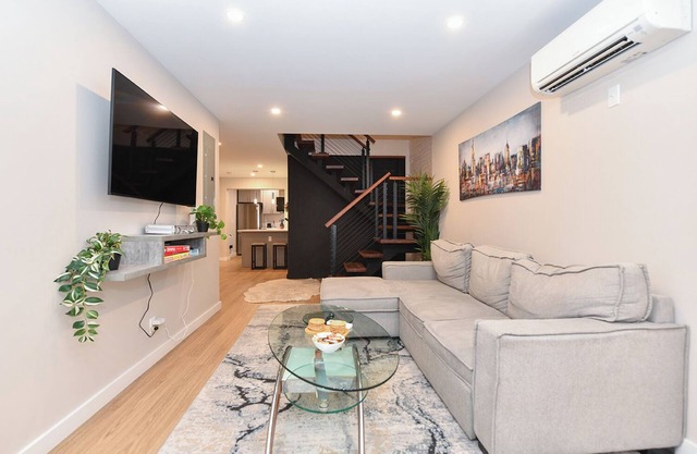 Elegant SoHo 5BR Duplex – Upscale, Central & Spacious