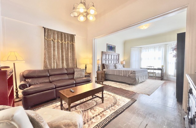 Elegant Spacious King Suite, Laundry, Full Kitchen