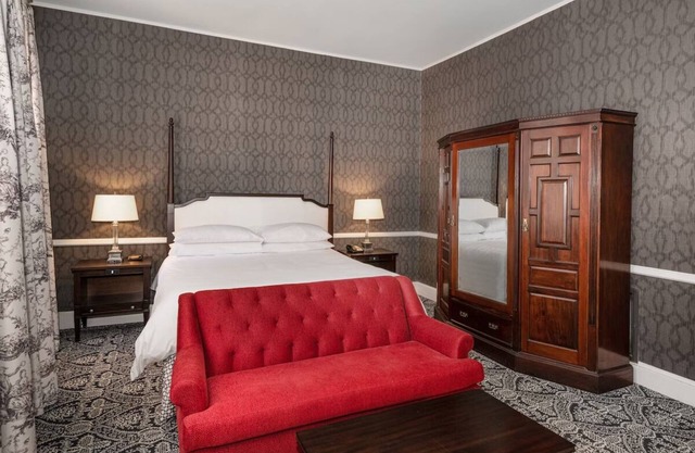 Elegant Stay Perfect for Exploring Annapolis' Shops and Boutiques.