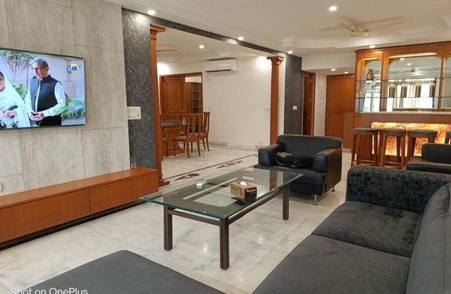 Elegant/Stunning 3 BHK Apt in Connaught Place