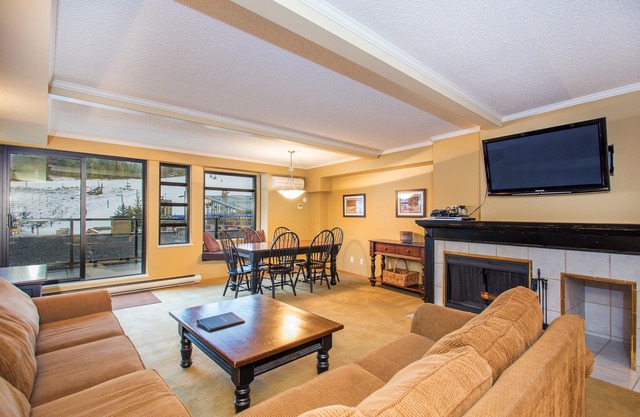 ¡Elegante suite con balcón privado con vistas a la montaña! | UBICACIÓN INCREÍBLE!