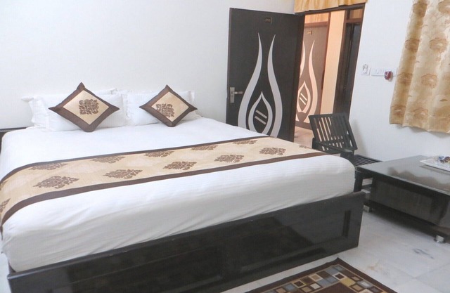 Habitación privada amueblada con elegancia.